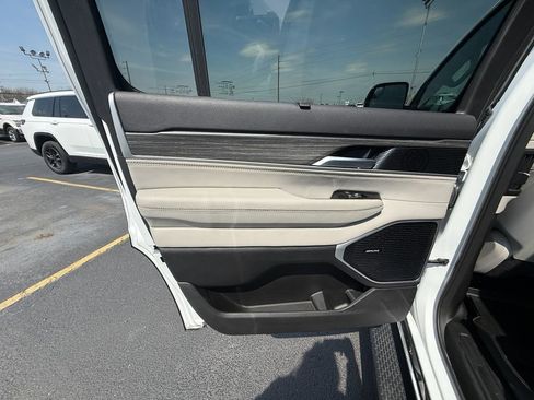 Used 2023 Jeep Wagoneer Series II w/ Premium Group I image 17