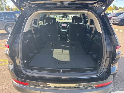 Used 2023 Jeep Grand Cherokee L Limited w/ Black Appearance Package image 18