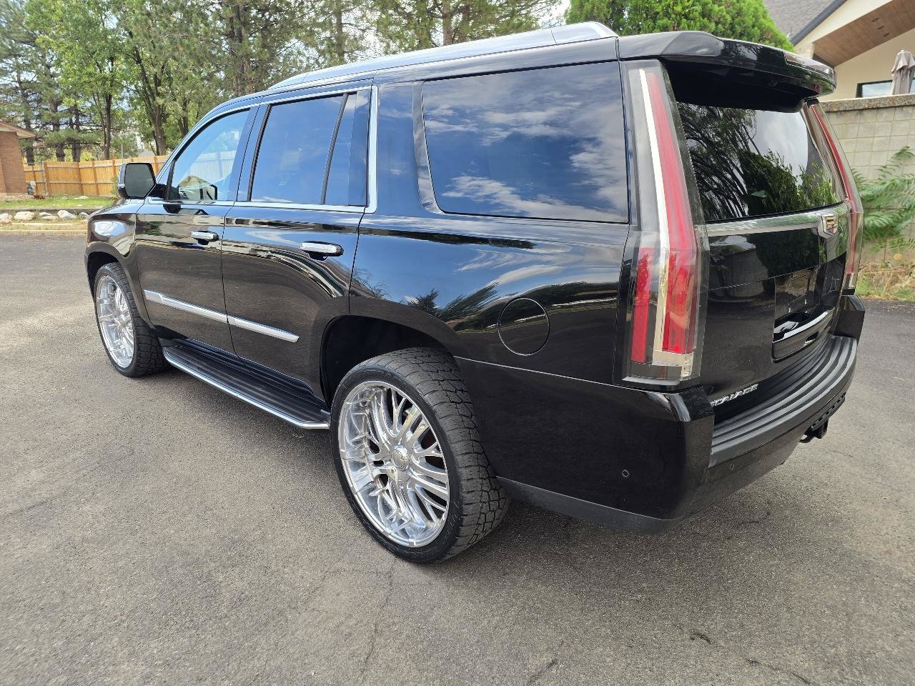 Used 2017 Cadillac Escalade Luxury AWD/4WD image 3
