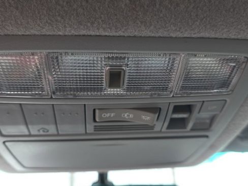 Used 2011 Toyota Highlander SE w/ Tow Pkg image 25