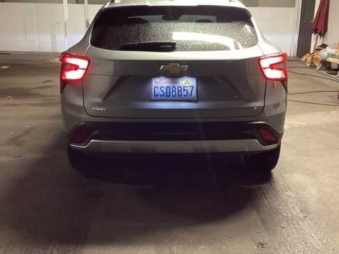 Used 2025 Chevrolet Trax LT w/ LT Convenience Package image 8
