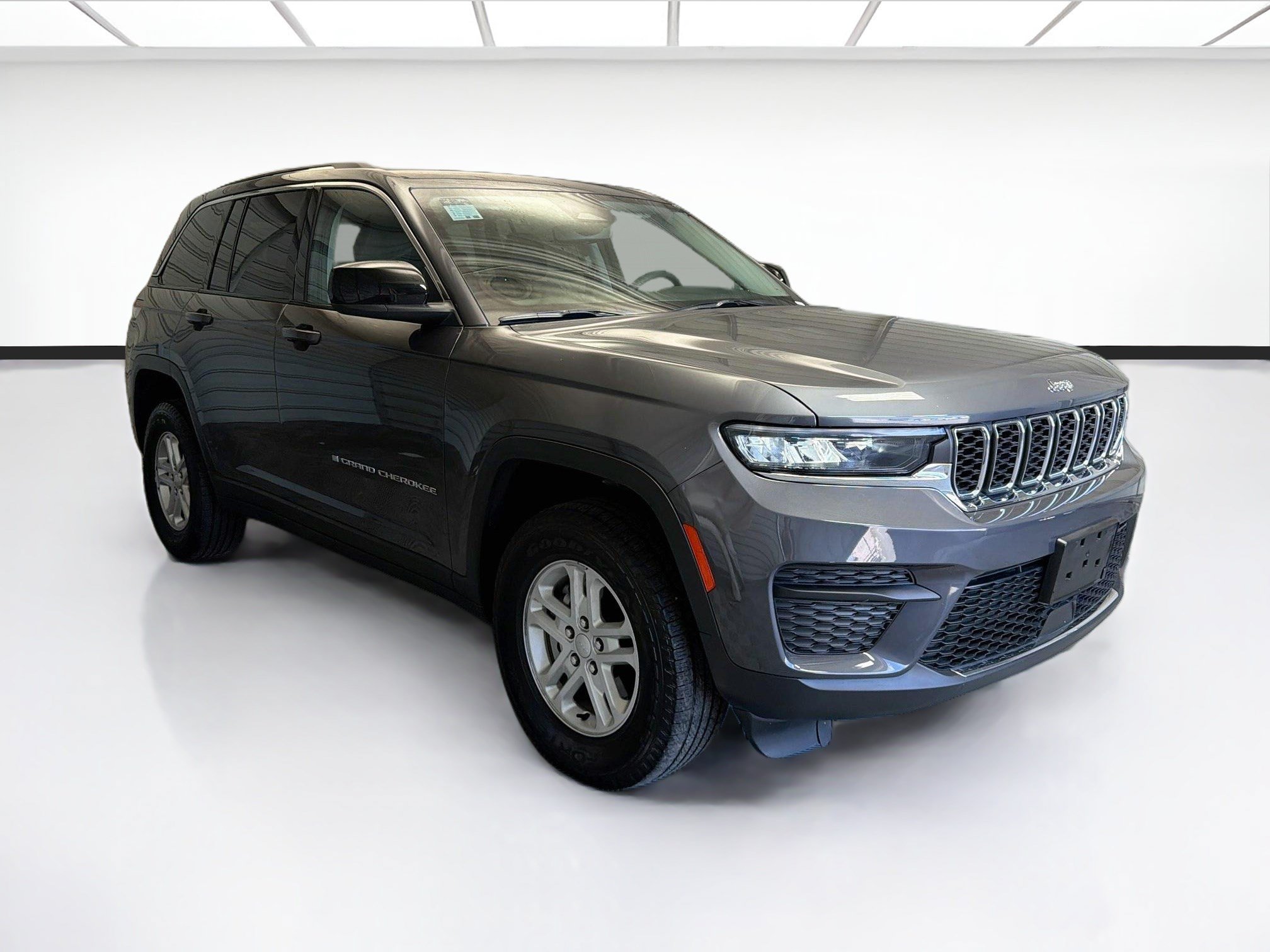 Used 2023 Jeep Grand Cherokee Laredo AWD/4WD image 3