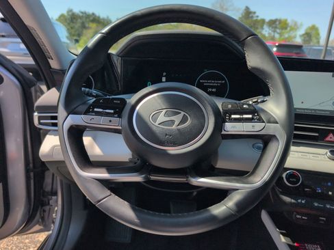 Used 2025 Hyundai Elantra Limited image 25