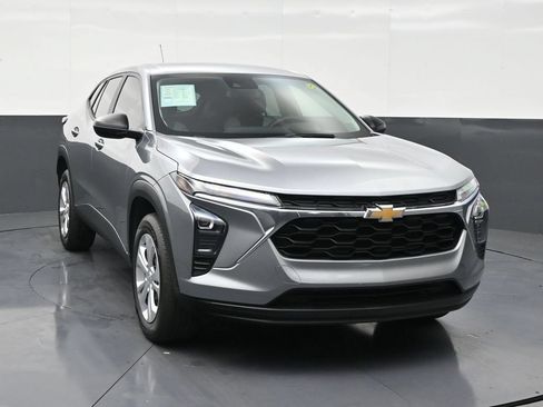 Used 2025 Chevrolet Trax LS FWD image 7