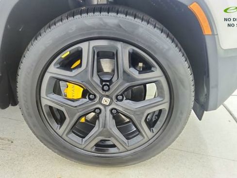 Used 2025 Rivian R1S Premium AWD/4WD image 62