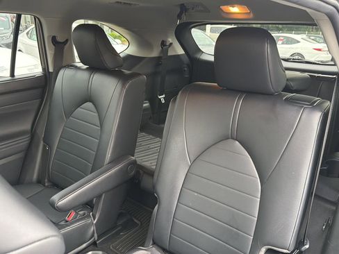 Used 2023 Toyota Highlander XLE FWD image 32