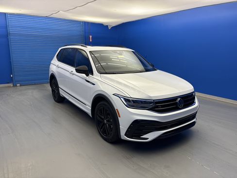 Used 2022 Volkswagen Tiguan SE R-Line FWD image 2