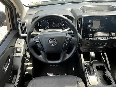 Used 2025 Nissan Frontier SV image 17