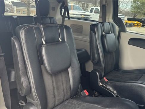 Used 2019 Dodge Grand Caravan SXT image 13