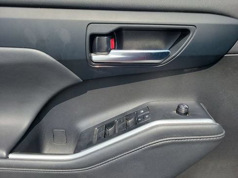 Used 2022 Toyota Highlander XLE FWD image 16