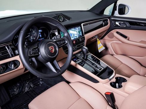 Certified 2025 Porsche Macan image 4