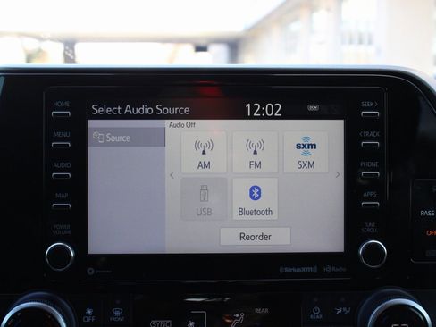 Used 2020 Toyota Highlander LE image 19