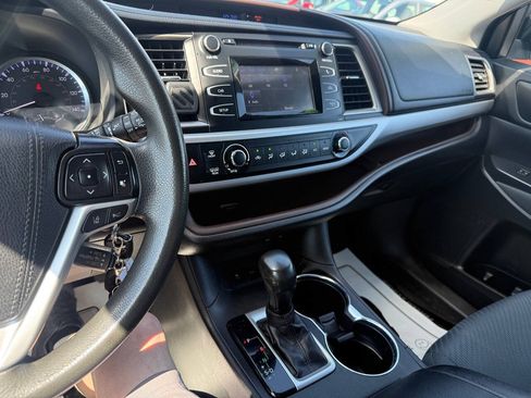 Used 2019 Toyota Highlander LE AWD/4WD image 11