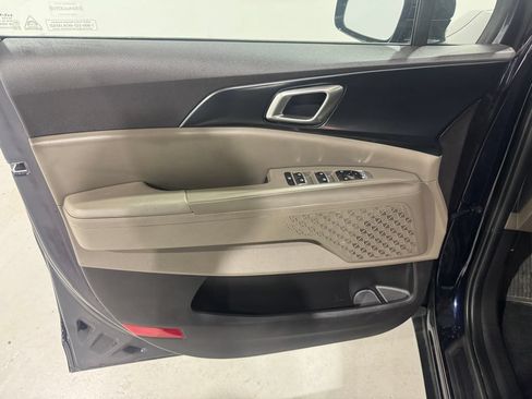 Used 2025 Kia Carnival FWD image 16