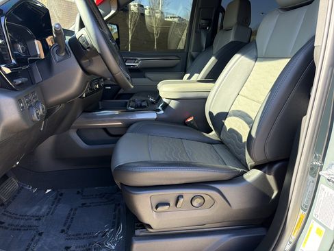 Used 2025 Chevrolet Silverado 2500 ZR2 w/ Technology Package image 9