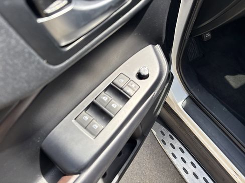 Used 2019 Toyota Highlander XLE FWD image 15