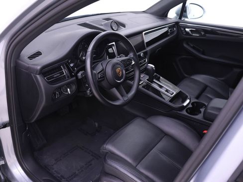 Certified 2024 Porsche Macan AWD/4WD image 4