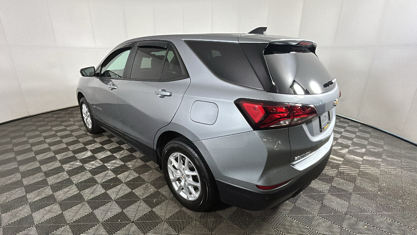 Used 2024 Chevrolet Equinox LS w/ LS Convenience Package AWD/4WD image 5