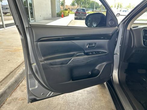 Used 2015 Mitsubishi Outlander SE FWD image 33