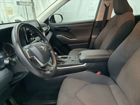 Used 2022 Toyota Highlander LE FWD image 15