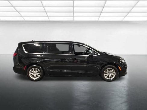 Used 2025 Chrysler Pacifica Select FWD image 3