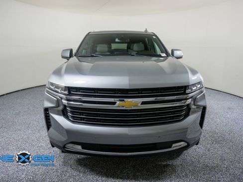 Used 2023 Chevrolet Suburban LT w/ Luxury Package AWD/4WD image 2