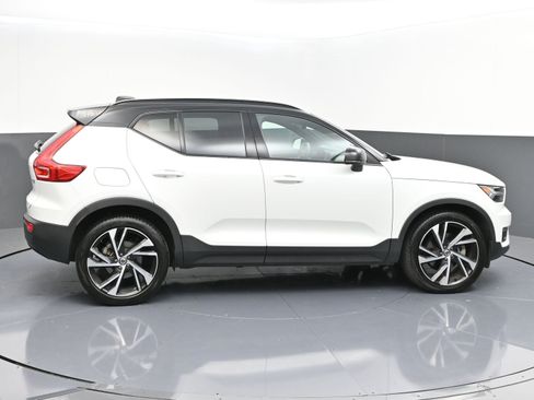 Used 2022 Volvo XC40 T5 R-Design image 8