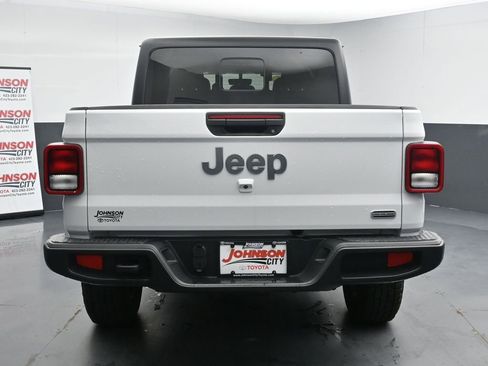 Used 2023 Jeep Gladiator Overland AWD/4WD image 8