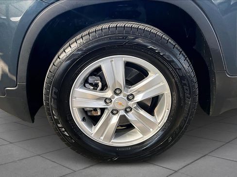 Used 2022 Chevrolet Trax LT w/ LT Convenience Package image 10