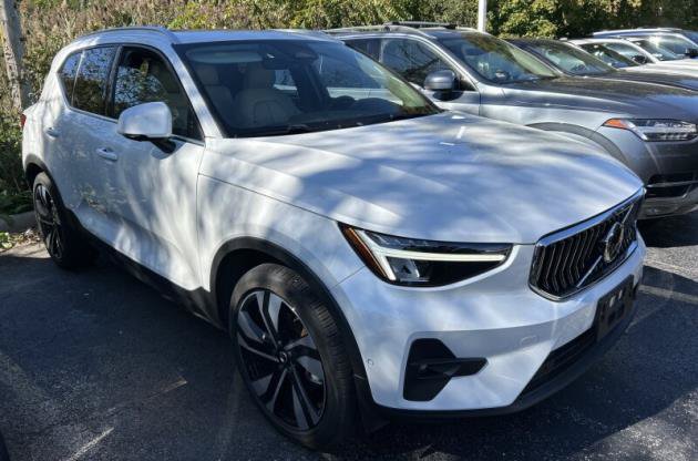 Used 2023 Volvo XC40 B5 Plus w/ Driver Assist Package AWD/4WD image 5
