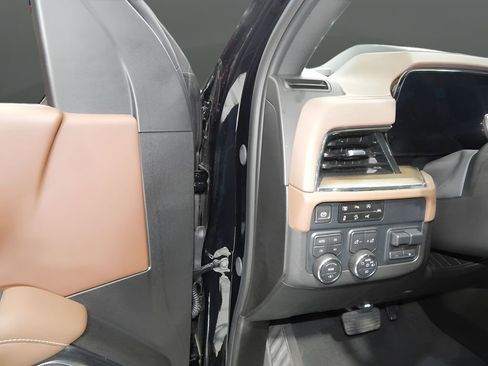 Used 2025 Chevrolet Suburban High Country AWD/4WD image 16