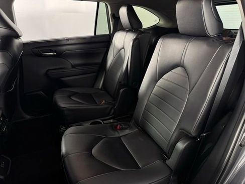 Used 2025 Toyota Highlander XLE image 18