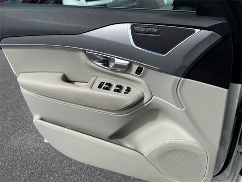 Used 2021 Volvo XC90 T5 Momentum w/ Climate Package image 17