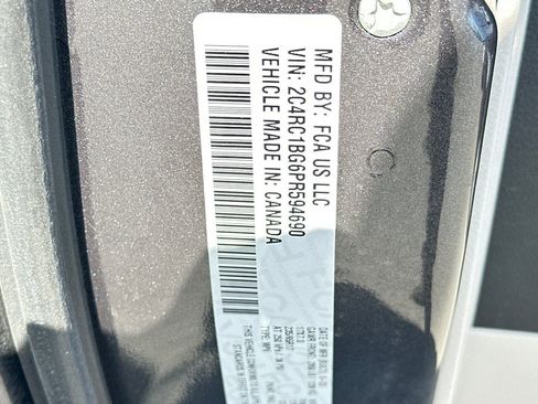 Used 2023 Chrysler Pacifica Touring-L image 35