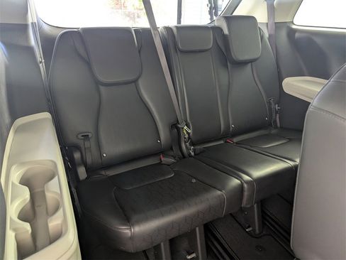 Used 2022 Kia Carnival LX image 31