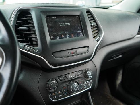 Used 2019 Jeep Cherokee Latitude Plus w/ Comfort/Convenience Group FWD image 8