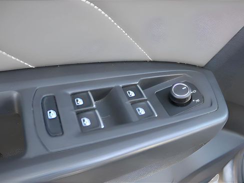 Used 2023 Volkswagen Atlas SE image 34