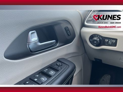 Used 2024 Chrysler Pacifica Touring-L image 25