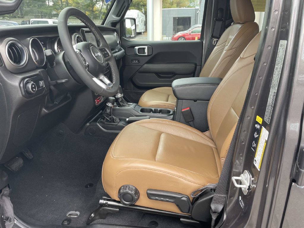 Used 2023 Jeep Gladiator Rubicon w/ Cold Weather Group AWD/4WD image 16