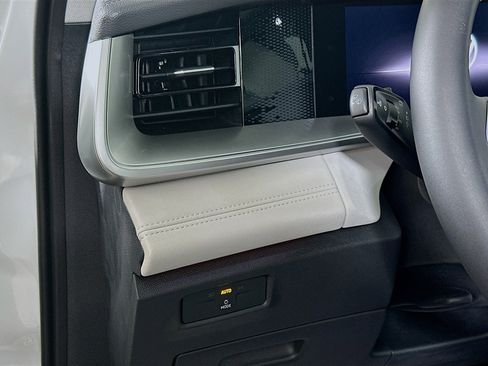 New 2025 Volkswagen Tiguan SE image 10