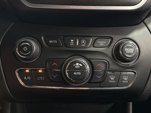 Used 2019 Jeep Cherokee Trailhawk AWD/4WD image 27