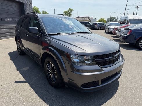 Used 2018 Dodge Journey SE w/ Connectivity Group FWD image 3