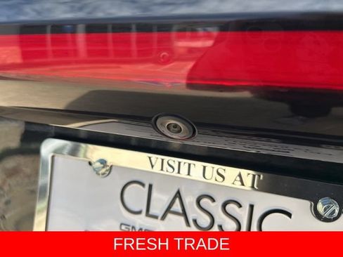 Used 2024 Chrysler Pacifica Premium FWD image 8