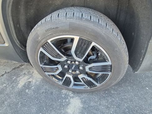 Used 2019 GMC Acadia SLT w/ Black Edition image 9