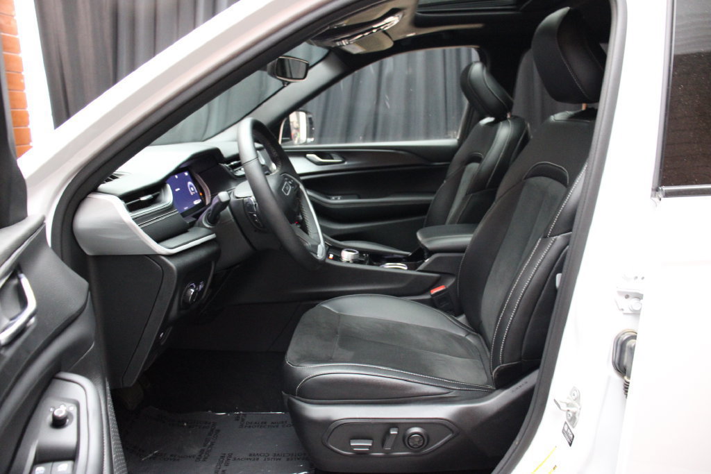 Used 2023 Jeep Grand Cherokee L Laredo RWD image 20
