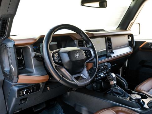 Used 2024 Ford Bronco Outer Banks AWD/4WD image 3