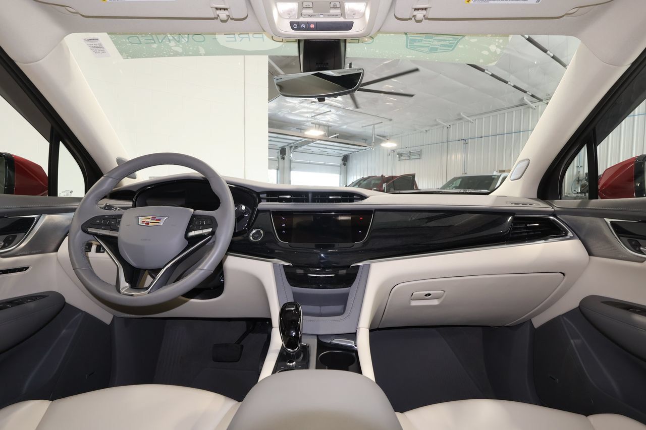 Used 2025 Cadillac XT6 Premium Luxury w/ Technology Package AWD/4WD image 31