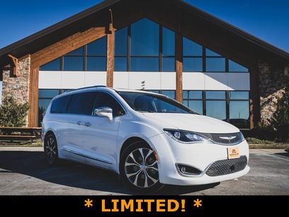 Used 2018 Chrysler Pacifica Limited w/ Tire & Wheel Group