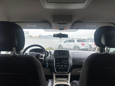 Used 2014 Dodge Grand Caravan SXT w/ Rear Park Assist Package image 17