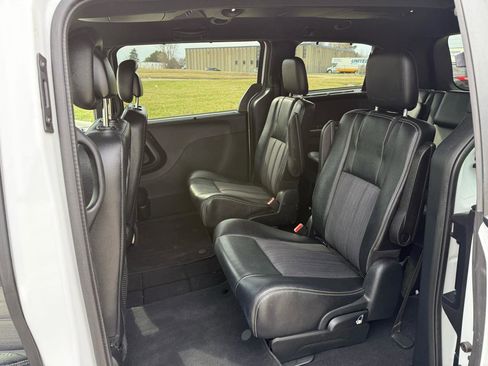 Used 2014 Chrysler Town & Country S image 18